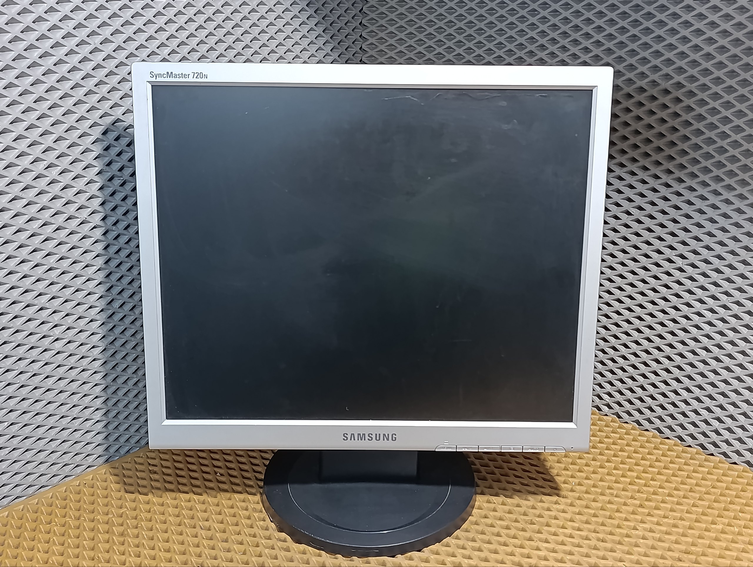 Монитор Samsung SyncMaster 720N