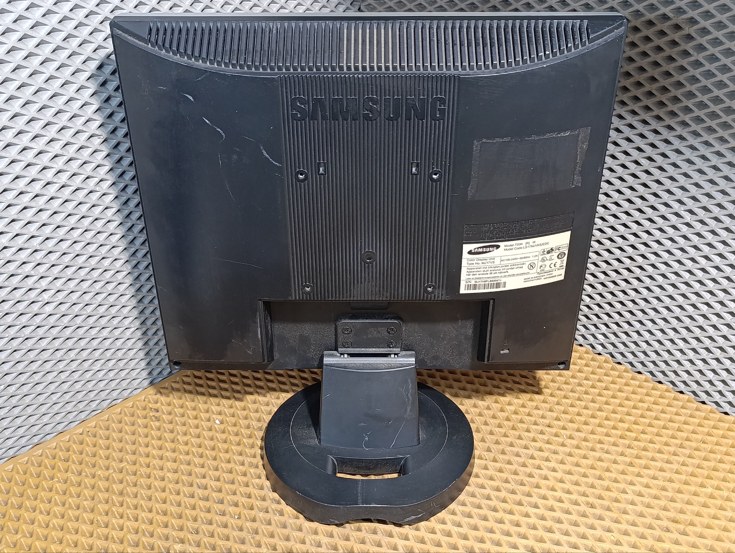 Монитор Samsung SyncMaster 720N